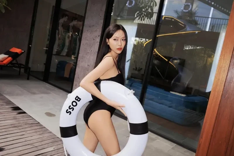 Gái xinh mặc áo bikini với nét rạng rỡ và sự tự tin cuốn hút
