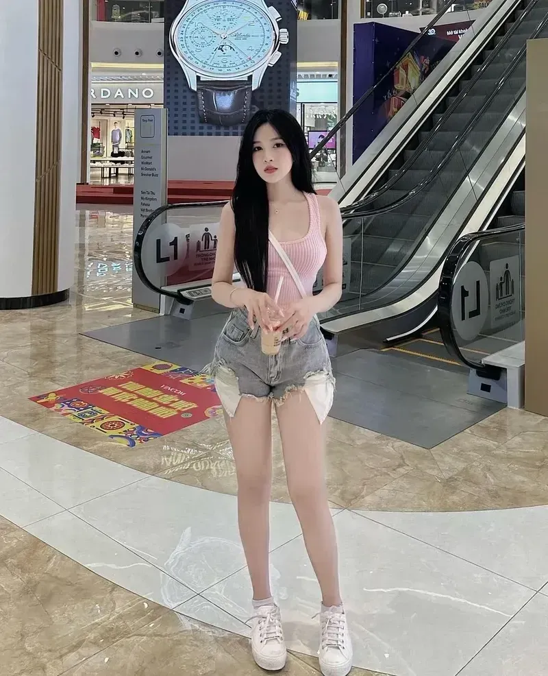 Hình ảnh gái đẹp bikini làm nổi bật vẻ đẹp tự nhiên và rạng rỡ