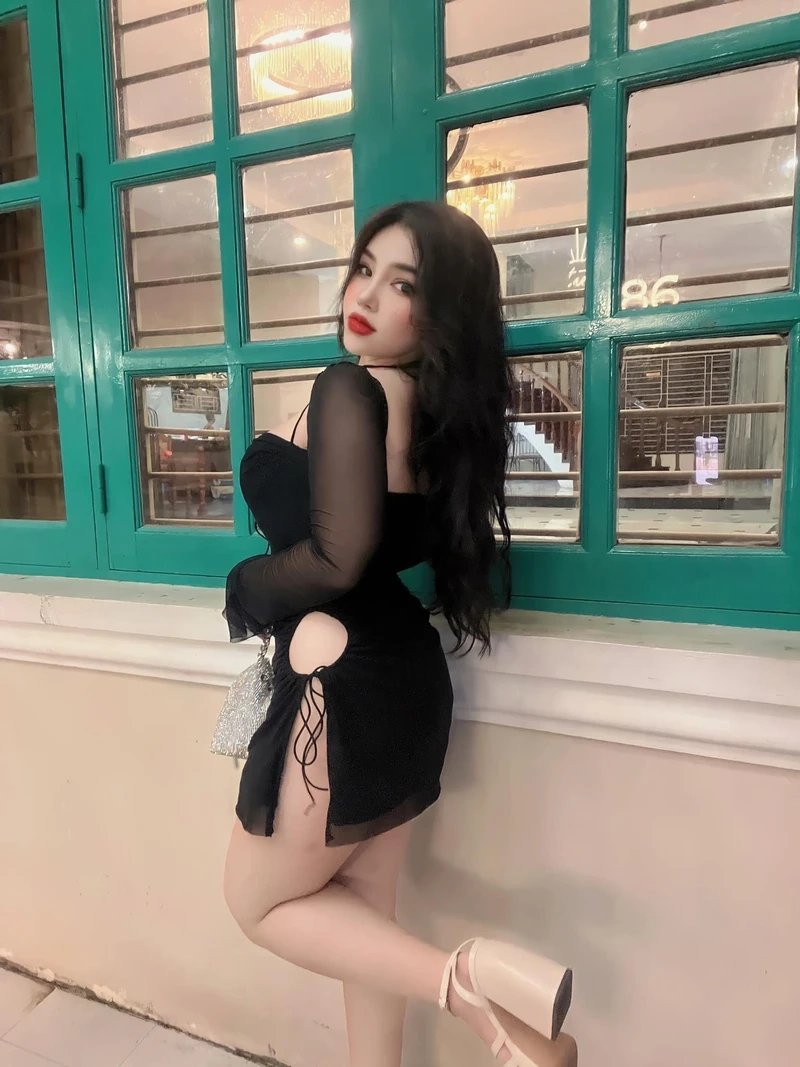 Cách ngồi chụp ảnh trước gương mang đến góc nhìn mới lạ