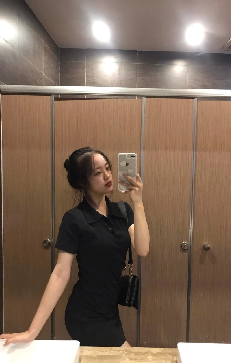 Ảnh chụp trước gương phong cách công sở mang lại vẻ chuyên nghiệp
