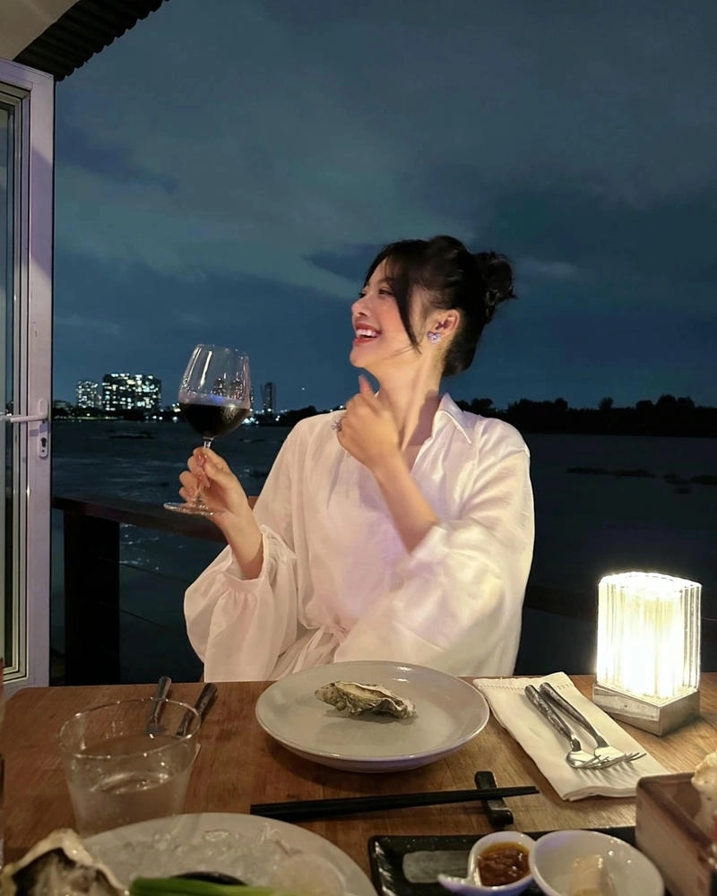 Những hình ảnh đẹp trong Hotlive Idol Lona Kiều Loan MV