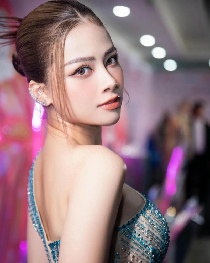 Khám phá hình ảnh đẹp của Dương Hoàng Yến