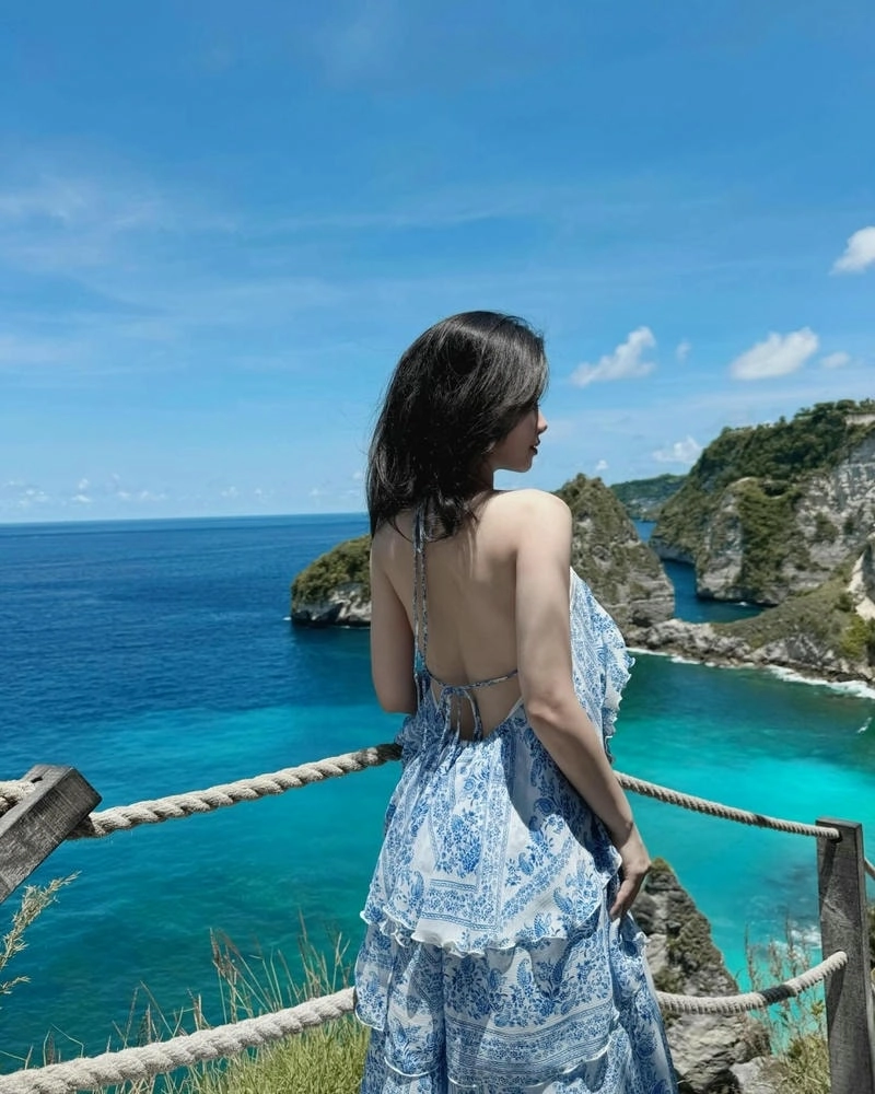 Cảm nhận ngọt ngào cùng Dương Hoàng Yến tay trái chỉ trăng