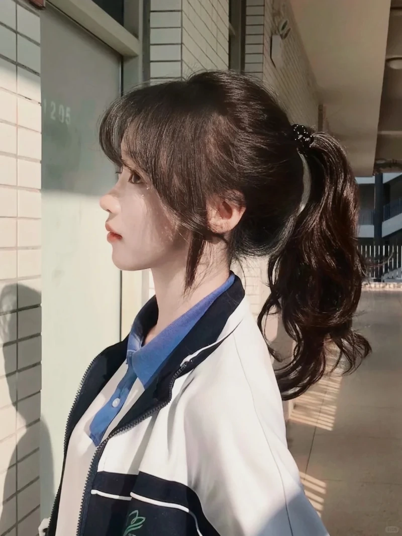 Bộ gái xinh buộc tóc năng động hợp style hiện đại