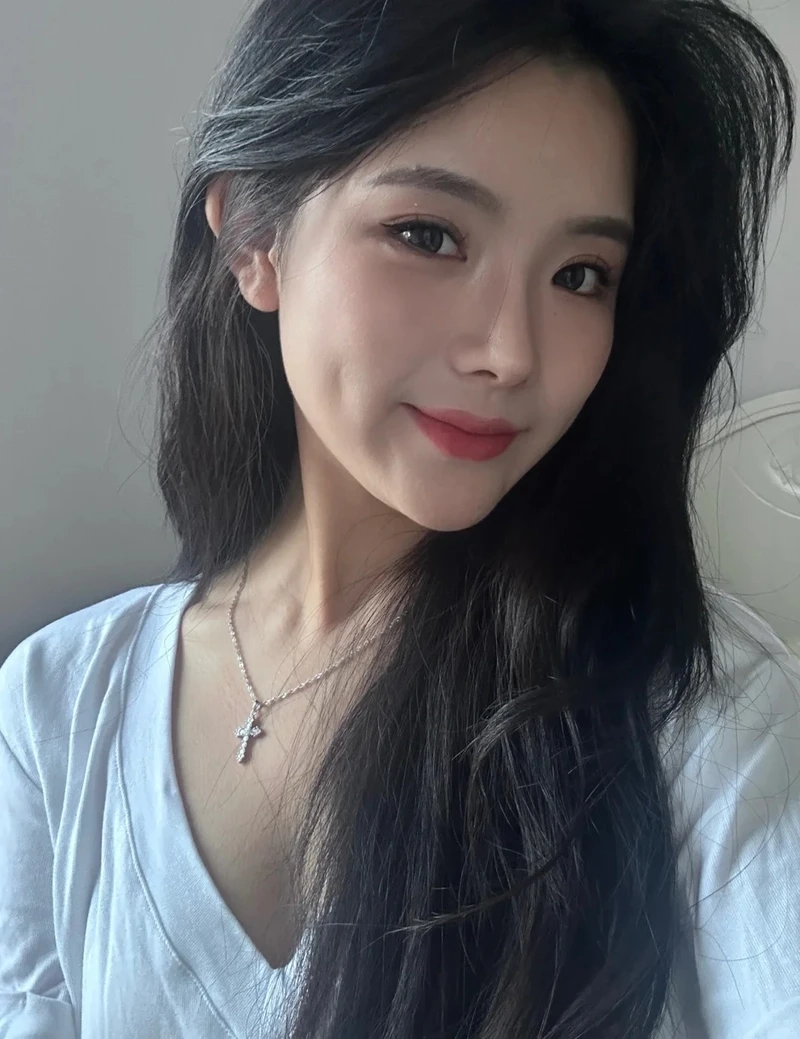 Bộ gái xinh má lúm tóc dài dịu dàng nổi bật