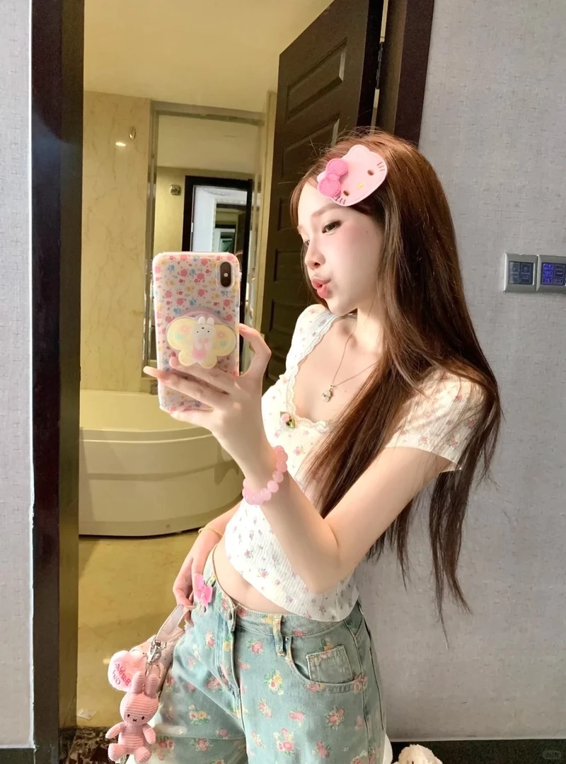 Gợi ý gái xinh Hotlive Idol chụp gương outfit đẹp siêu cuốn hút