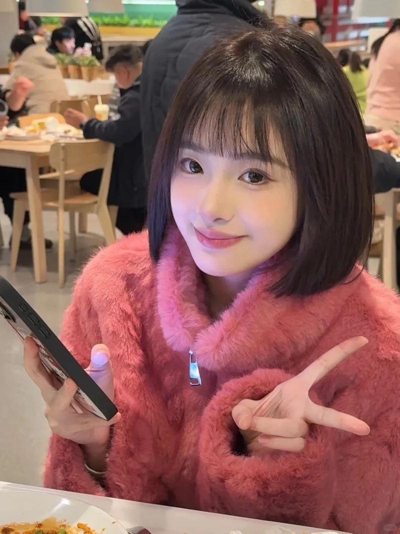 Bộ hình gái xinh Hotlive Idol tóc ngắn đẹp nhìn là mê
